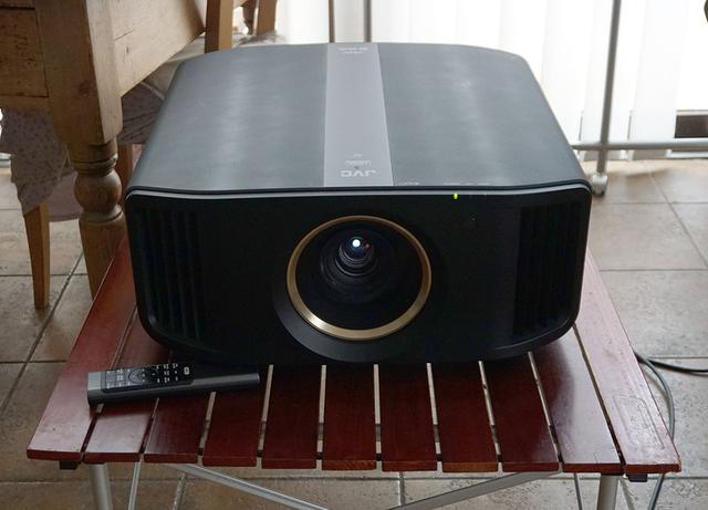 画像: 今回の取材用にお借りした、JVCのD-ILAプロジェクター「DLA-V7」(¥1,000,000、税別)