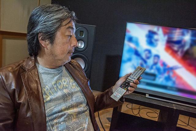 画像: 55Z740Xの最適画質を追い込む山本さん。以前スカイウォーカーランチに取材に行った際に購入したという、ビンテージのTシャツを着て取材に臨んでくれた