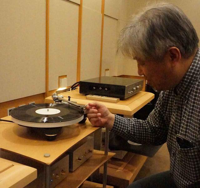 画像: Planar 10に針を下ろす三浦氏。シャーシのスケルトン構造が特徴的。