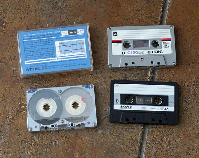 画像: 30年前によく聞いていたカセットテープたち。左側TDK製のアルミケースを採用したメタルテープなんて、超高級品でした