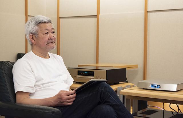 画像: T2の音を楽しそうに聴く和田さん。44.1kHz/16ビットのCDクォリティから、弊社のDSD 11.2MHzソースまで、幅広く取材していただきました