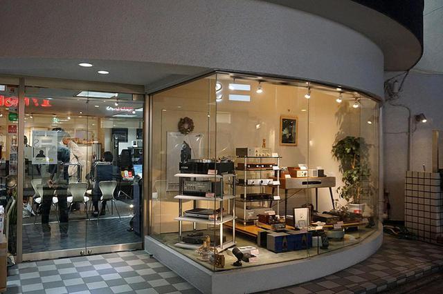画像: 東急東横線・学芸大学駅から徒歩3分、商店街の中に出現するハイエンドな空間がホーム商会だ。ビンテージの名機から、比較的手頃な価格帯の中古モデル(どれも状態がいい)まで豊富に揃っているのも魅力だ