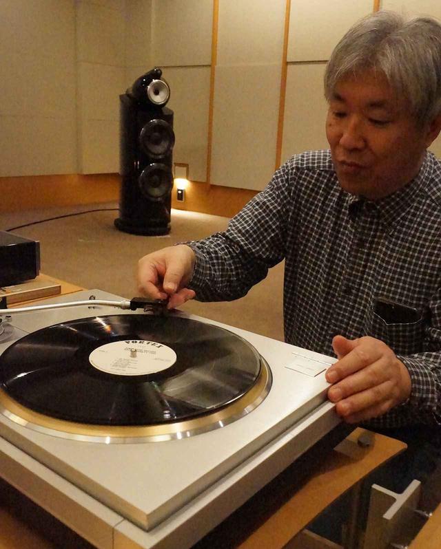 画像: MC A Monoでモノーラル盤LPを視聴する三浦氏。