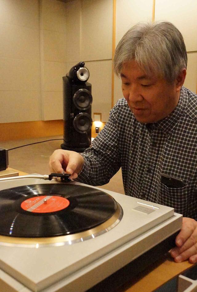 画像: Ultimate-天空 Xをレコード盤に下ろす三浦氏。アナログプレーヤーはリファレンス機のテクニクスSL1000Rを使用。