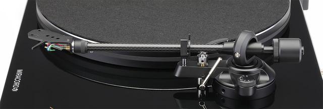 画像: トーンアームはスタティックバランス・ストレート型。トラッキング角度を付けた専用ヘッドシェルは別売¥5,000で追加購入可能。
