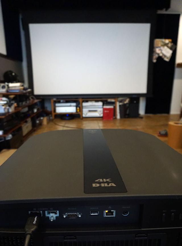 画像: 『スター・ウォーズ』サーガのUHDブルーレイを観るなら、HDR対応機がマストでしょう。と考えて、JVCのDLA-V7の視聴機を借用した。リビングシアターなのでテーブルに載せて床置き設置で投写したが、かなり高精細な110インチ映像を楽しむことができた。 さらに明るさのダイナミックレンジも広く、惑星イーデゥーの暗がりからスカリフの明るい海岸まで、どれも見事に描写していたのには驚いた。ラストシーンのベイダー卿の佇まい、そこに居るだけの怖さは、V7の「Frame Adapt HDR」で観ることで、いっそう際立ってくるのは間違いなし!