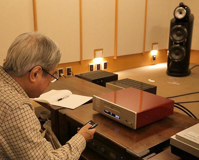 画像: リモコンでTRV-CD6SEを操作する吉田氏。