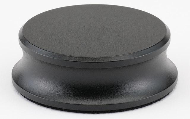 画像: ↑XTENSION9TA付属のクランパー。800gの重量級。