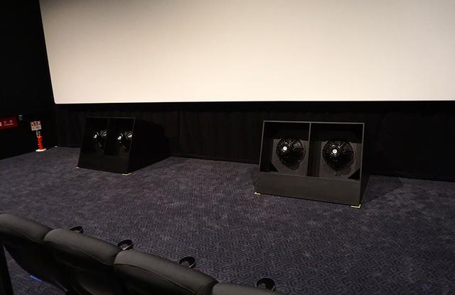 画像: 2番シアターに置かれた大型サブウーファー。スクリーン下の、必ず目に入る位置に鎮座している