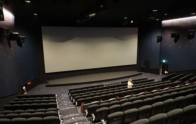 画像: 10番シアターを一番後ろの席から見渡してみた。スクリーンサイズは幅14.4m×高さ6.2m