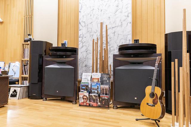 画像: 北面にはJBL「DD65000」やテクニクス「SB-M10000」を配置。DD65000にはヤマハのH3220ホーン+JBLのコンプレッションドライバー「2450」が組み合わせられている。中央のマガジンラックにはご自身の著書の他に、弊社出版物も多く並べていただいている