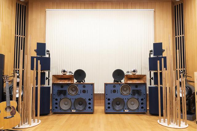 画像: 東面にはJBL「4350」をメインにしたシステムと、ゴールドムンドの「Full Epilogue」、B&W「Nautilus」が並んでいる。4350にはウッドホーン+TADのコンプレッションドライバー「TD4001」&ステンレスホーン+TAD「TD2001」も組み合わされ、すべて、マルチアンプで駆動している。スピーカーの手間に置いてあるのは自作の調音ツール