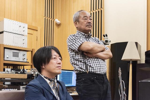 画像: 4350システムを試聴する土方さんと永瀬さん。ふたりとも目が真剣!