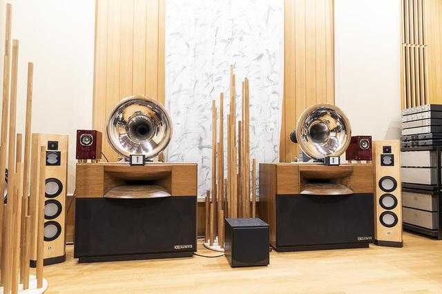画像: 南面はエクスクルーシブ「2401 twin」とルーメンホワイト「Light Diamond」が並ぶ。2401 twinは重さ200kgのステンレスホーン+TAD「TD4001」も組み合わせられている。2401 twinの上に置かれた小型スピーカー、エアータイト「AL-05」も最近のお気に入りとか
