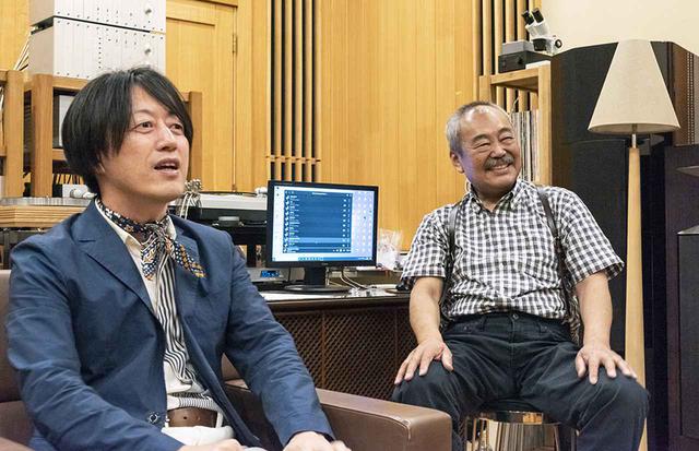 画像: 永瀬さん(右)は、PCアプリのKazooを駆使し複数のハイレゾ再生システムを使いこなしている。土方さん(左)もこれまでもたびたび永瀬邸にお邪魔したことがあるそうだが、毎回音が進化していることに驚かされるとか