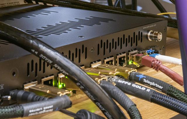 画像: 永瀬邸のsNH-10Gのリアパネル。写真ではちょっとわかりにくいが、右端の光ネットワークケーブルがX1につながっている