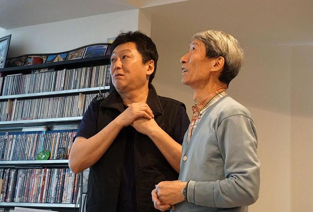 画像: 予想していなかった天井の変化を発見し、一瞬我を忘れたという潮さん。隣で川井さんも困惑気味
