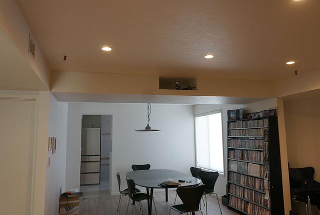 画像: 部屋の天井中央に大きな梁が! 確かにプロジェクターは見えないけれど、せっかくの開放的な空間が台無しに