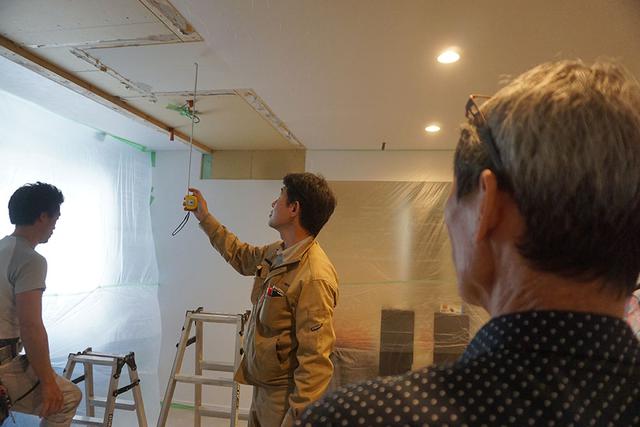 画像: プロジェクター用の電源やHDMIケーブルの出口の位置を指定する潮さん。まるでわが事のように真剣!
