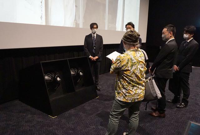 画像: 上映時の詳細をインタビューする久保田さん。轟音上映時には規格の範囲内で低音や高音のバランスを微調整して、より迫力があって切れのいいサウンドを再現するのだとか
