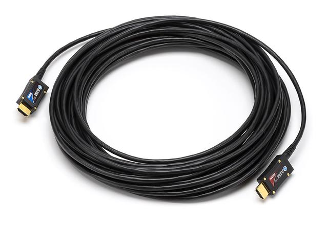 画像: LS3シリーズは1.5〜30mまで7種類の長さを準備している。業務用としては100mまでラインナップしているので、どうしても30m以上が欲しい場合はエイム電子に問い合わせてみるといいだろう。なおコネクター部には電源供給用の端子も準備されており、電源を外部供給するかしないかで絵や音が変わる可能性もあるので、気になる方は試してみていただきたい。給電用のUSBケーブルは付属している。写真は取材で使った15mケーブル