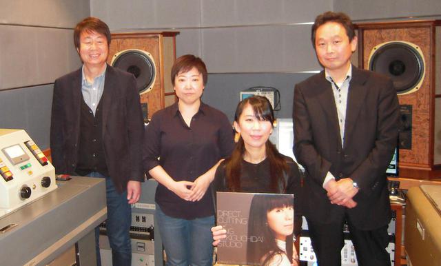 画像: 本作の製作に携わった関係者の面々。左から、レコーディング・エンジニアの高田英男、カッティング・エンジニアの上田佳子(キングレコード)、井筒香奈江、そしてキングレコードの技術部長・高橋邦明