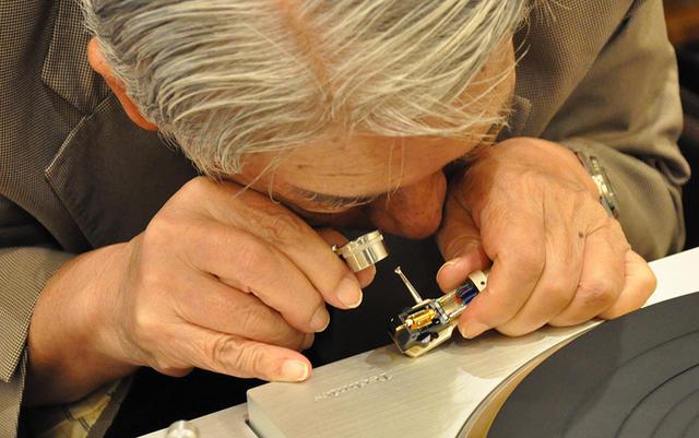 画像: 針先の接合部を確認する高津氏。