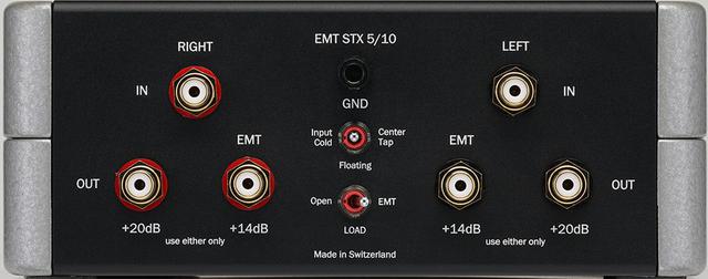 画像: 昇圧トランスSTX5/10の背面。上段が入力、下段は昇圧比+14dB(EMTカートリッジ推奨)と+20dBの2系統の出力。中央部は、上からアース端子、ハムの影響を選択するグラウンドオプション(Input Cold/Floating/Center Tap)、使用カートリッジに応じた負荷切替えのロードオプション(EMT=EMT製/Open=他社製)を配置する。