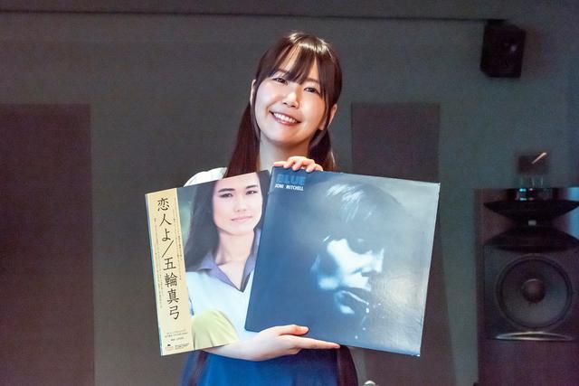 画像: アナログレコードを聴いてご満悦な小岩井ことりさん。