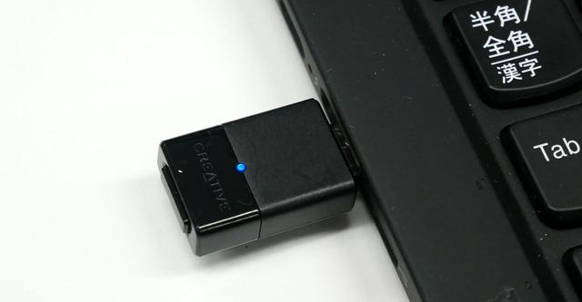 画像: パソコンのUSB Type-Cポートに直接挿して使う。インジケーターの色で使用中のコーデックが分かる。青はSBC、aptXは緑、aptX HDは黄色、aptX LLは白となる