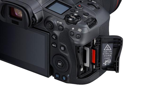 画像: EOS R5/R6ともにデュアルスロットとなった(写真はR5)