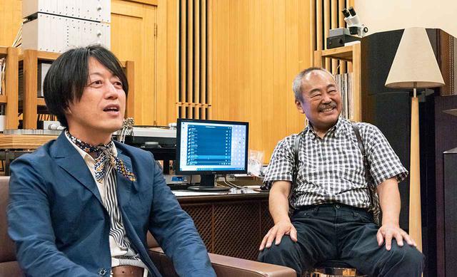 画像: 永瀬さん(右)は、PCアプリのKazooを駆使し複数のハイレゾ再生システムを使いこなしている。土方さん(左)もこれまでもたびたび永瀬邸にお邪魔したことがあるそうだが、毎回音が進化していることに驚かされるとか