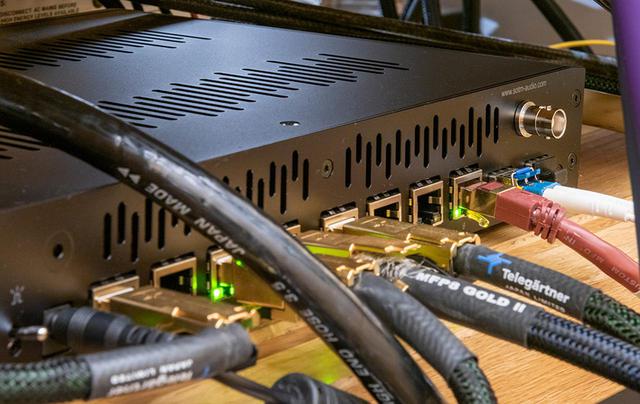 画像: 永瀬邸のsNH-10Gのリアパネル。写真ではちょっとわかりにくいが、右端の光ネットワークケーブルがX1につながっている