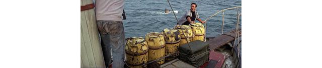 画像: Hooper: Come on Martin! Move, move, move! Brody: I'm not going out there! Hooper: Beyond the edge of the barrels, go to the end of the barrels! Further out! Brody: What? Hooper: Go further out! Brody: What for?