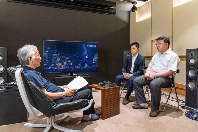 画像: インタビューはStereoSound ONLINE視聴室で、実際に8Kテレビに映像を再生しながら行った。写真右から2番目がエイム電子株式会社 代表取締役社長 中山栄志さんで、右端が同社 開発技術部の向 真喜男さん