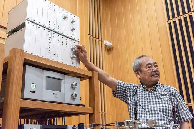 画像: JBL「4350」システム再生用プリアンプには、チェロの「Audio Suite」を使用。上段にはハイレゾ機器、下段にはアナログレコード機器を入力している