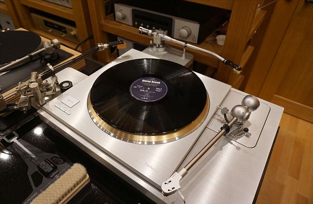 画像: レコードプレーヤーはテクニクス「SL-1000R」で、好みに応じて3種類のカートリッジを使い分けている。今回は写真上側のサエクのトーンアームとビクターのカートリッジを使用