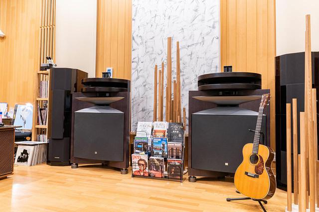 画像: 北面にはJBL「DD65000」やテクニクス「SB-M10000」を配置。DD65000にはヤマハのH3220ホーン+JBLのコンプレッションドライバー「2450」が組み合わせられている。中央のマガジンラックにはご自身の著書の他に、弊社出版物も多く並べていただいている