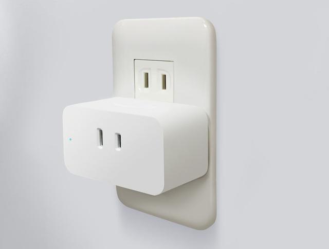画像: Amazon Smart Plugを壁コンセントに挿したところ