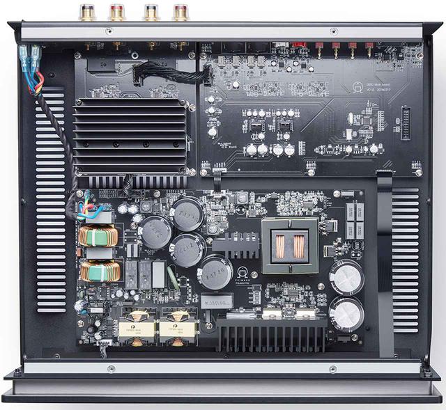 画像: ↑A35.2の特徴は、「APFC(アクティブ・パワーファクター・コントロール)」と呼ばれる電源電流の波形を電圧と同相・同一波形の正確なサイン波へと変換するオリジナルの電源回路技術で構成されること。高調波や電磁波妨害を低減することで電気的な干渉が改善され、回路内のストレスを抑えたという