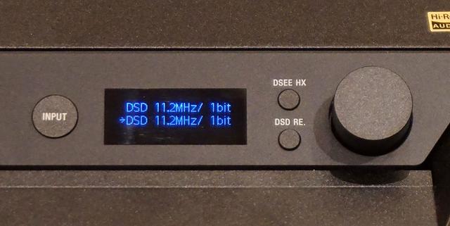 画像: 弊社のDSD 11.2MHz音源を再生したところ、右スピーカーのディスプレイにその情報がしっかり表示されていた