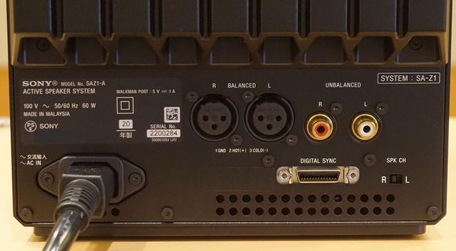 画像: こちらは背面下部の端子部。XLRとRCAの入力も可能。RCA端子の下にある「DIGITAL SYNC」を使って左スピーカーと接続する(専用ケーブルが付属)
