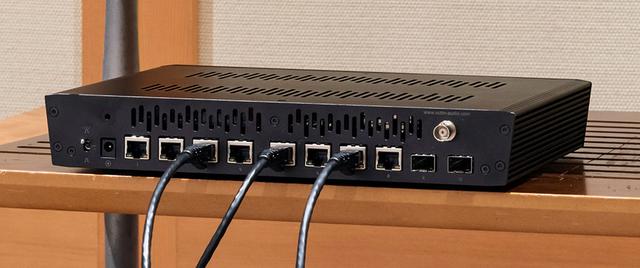 画像: 今回の試聴では、ネットワークオーディオ再生時にSOtMのLANスイッチ「sNH-10G」を使うことでどのような音質変化があるかを検証した。最初は市販のPC用LANケーブルでsNH-10Gとオーディオ用NAS、ルーミン「X1」をつないでいる