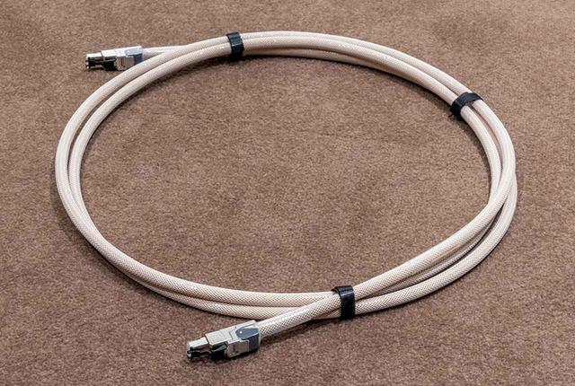 画像: CAT6のオーディオ用LANケーブル「iSO-CAT6」。取材機は長さ2mで定価¥37,500(税別)