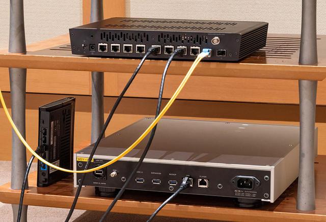 画像: 音質改善の第一歩として、光ファイバーケーブルでsNH-10GとX1をつないでみた。オーディオ用NASや無線LANアダプターにはPC用ケーブルをそのまま使っている