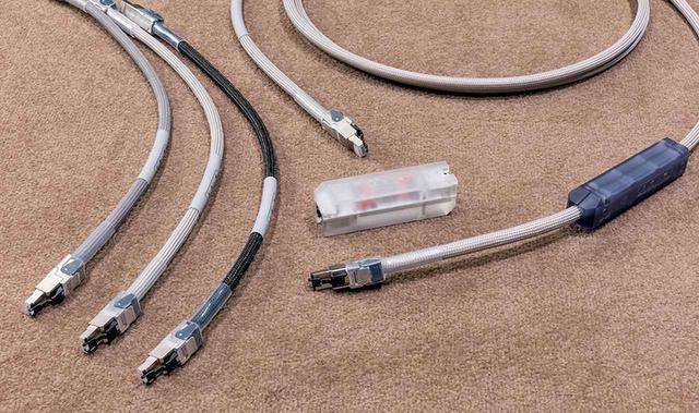 画像: SOtMのLANケーブルとアイソレーターをパッケージ化したセットも発売されている。写真右のCAT7ケーブル「dCBL-CAT7」と中央のLANアイソレーター「iSO-CAT6 Special Edition」、左のCAT6ケーブル「iSO-CAT6 Special Edition」という組み合わせが、単売品よりもお得に手に入るものだ。iSO-CAT6 Special Editionは3種類付属しており、色によって音質が異なる(試聴時にはグレイ=中間的な音を使用)。今回は長さ2.5mのdCBL-CAT7を使ったので、定価は¥180,000(税別)