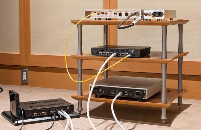 画像: sNH-10G同士はSOtMのCAT6ケーブル「iSO-CAT6」でつないでいる。1台のsNH-10G(ラック中段)とX1は光ファイバーで接続し、もう一台のsNH-10G(ラック左下)にはNASと無線LANアダプターをつないでいる