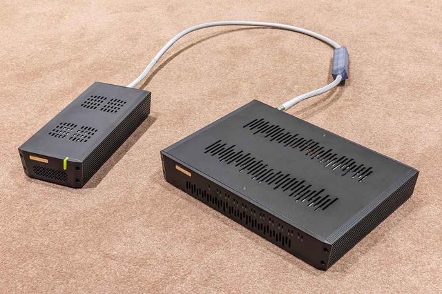 画像: sNH-10Gには、同じくSOtMのマスタークロック「sCLK-OCX10」(¥500,000、税別、写真左)を組み合わせている。sCLK-OCX10は4つのBNCコネクターを搭載しており、最大4台の機器を接続可能だ