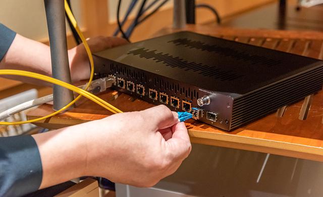 画像: Step.2:X1とsNH-10Gを光ファイバーでつなぐ