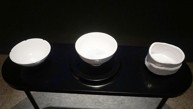 画像: 左から「青磁茶碗 銘 馬蝗絆」「大井戸茶碗 有楽井戸」「志野茶碗 銘 振袖」のレプリカ。中央の「大井戸茶碗 有楽井戸」がコントローラーになっている